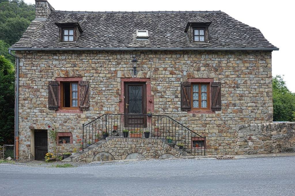 Navigating medieval alleyways in lesser-known tuscan hill towns